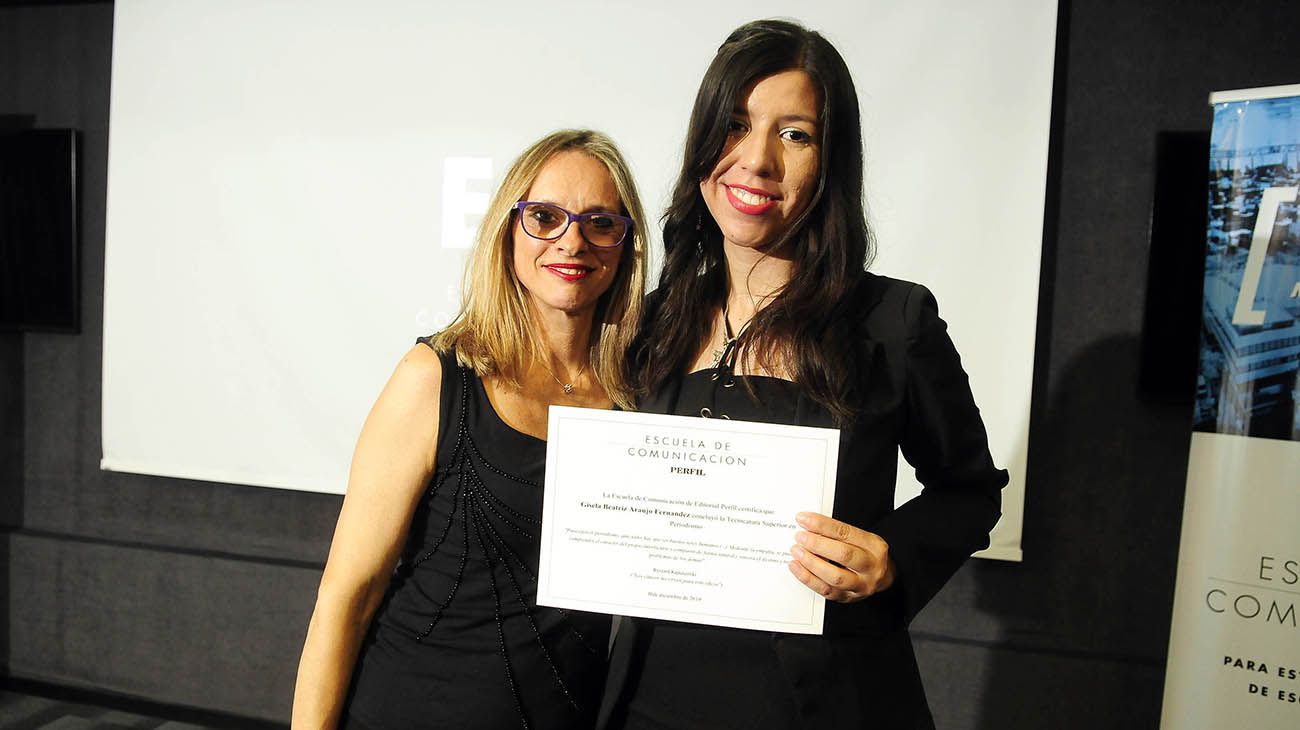 Gisella Araujo recibe de manos de Fernanda Villosio 