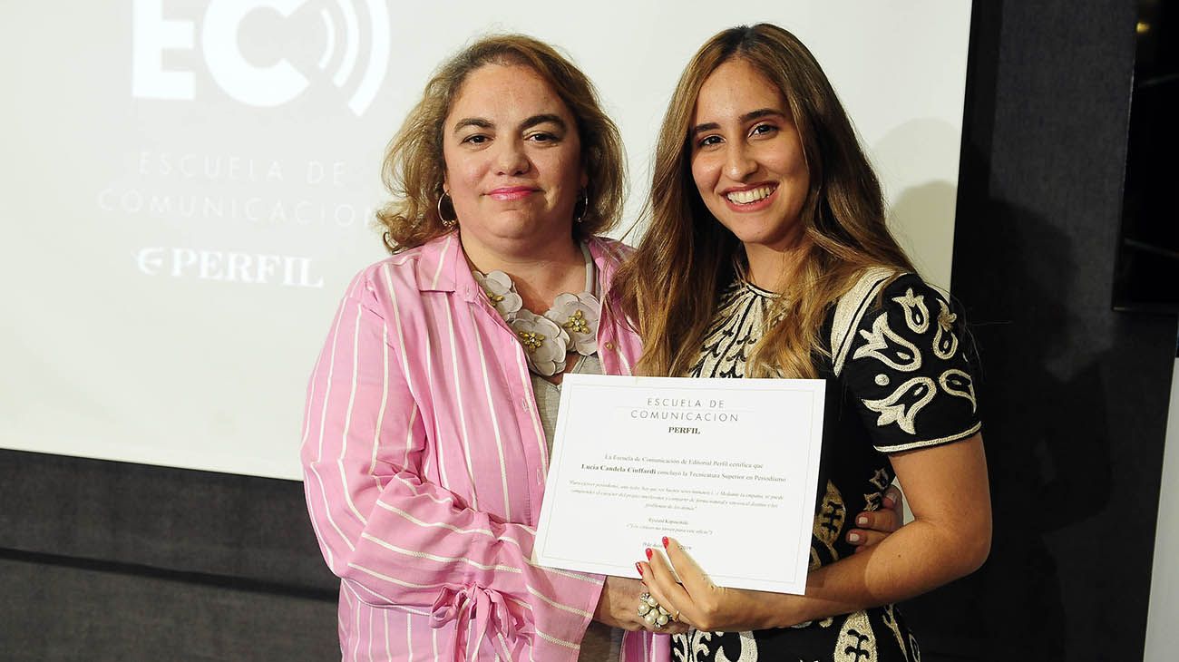 María José Bonacifa, editora ejecutiva de Perfil.com y profesora de Periodismo Multimedia entrega el diploma a Lucía Ciuffardi 