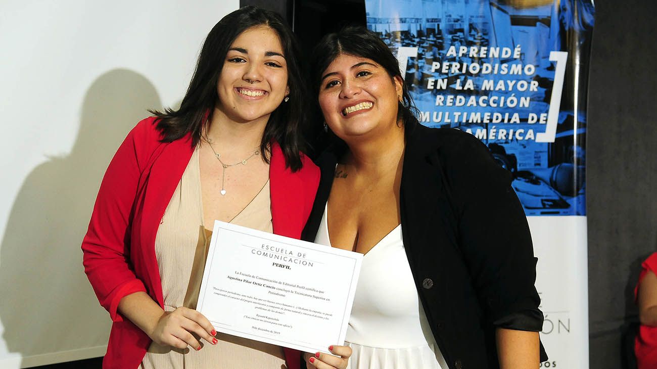 Nahir Herrera, coordinadora de la escuela entrega a Agustina Ortiz