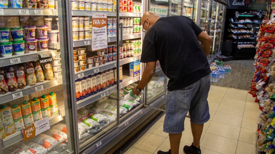Los alimentos aumentaron hasta un 90% en el último año y entre los que más subieron se destacaron los lácteos, la yerba y el pollo.