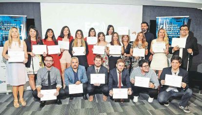Orgullo. Estos alumnos obtuvieron el título de Técnico Superior en Periodismo. Esta carrera tiene una duración de dos años dictada por editores de la Editorial.