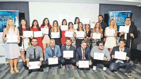 Orgullo. Estos alumnos obtuvieron el título de Técnico Superior en Periodismo. Esta carrera tiene una duración de dos años dictada por editores de la Editorial.