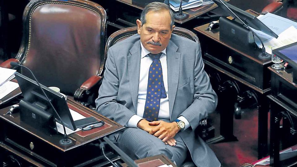 Señalado. El senador tucumano debió pedir licencia de su banca.