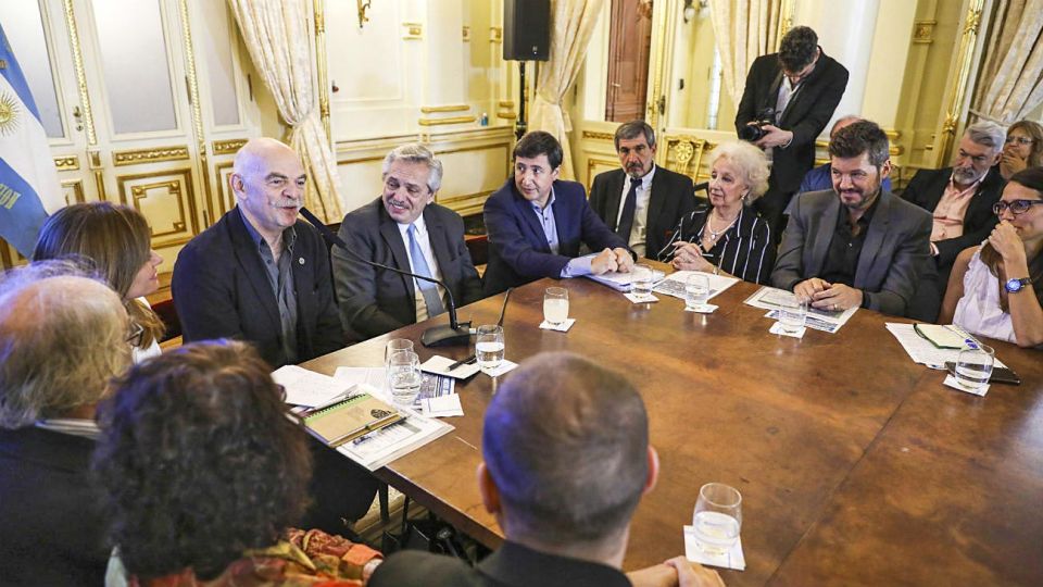Reunión. El escritor y periodista Martín Caparrós acaparó gran parte de la atención. Además de participar de la conferencia de prensa, estuvo reunido con Alberto antes y después del Consejo.