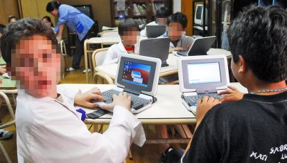 Impulso. El envío de computadoras, una de las medidas en el aula.