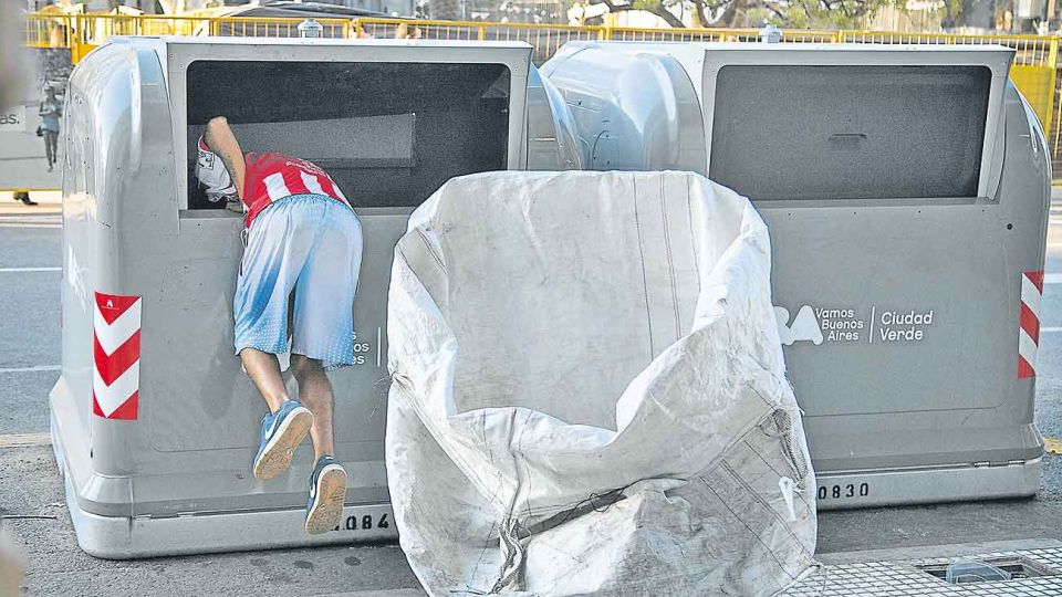 Pobreza. “Me avergüenzo de que deban buscar en la basura”.