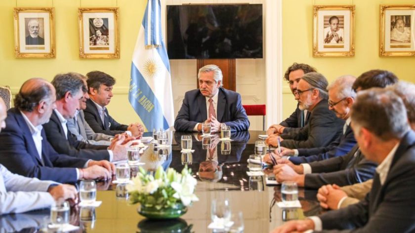 Alberto fernández en reunión