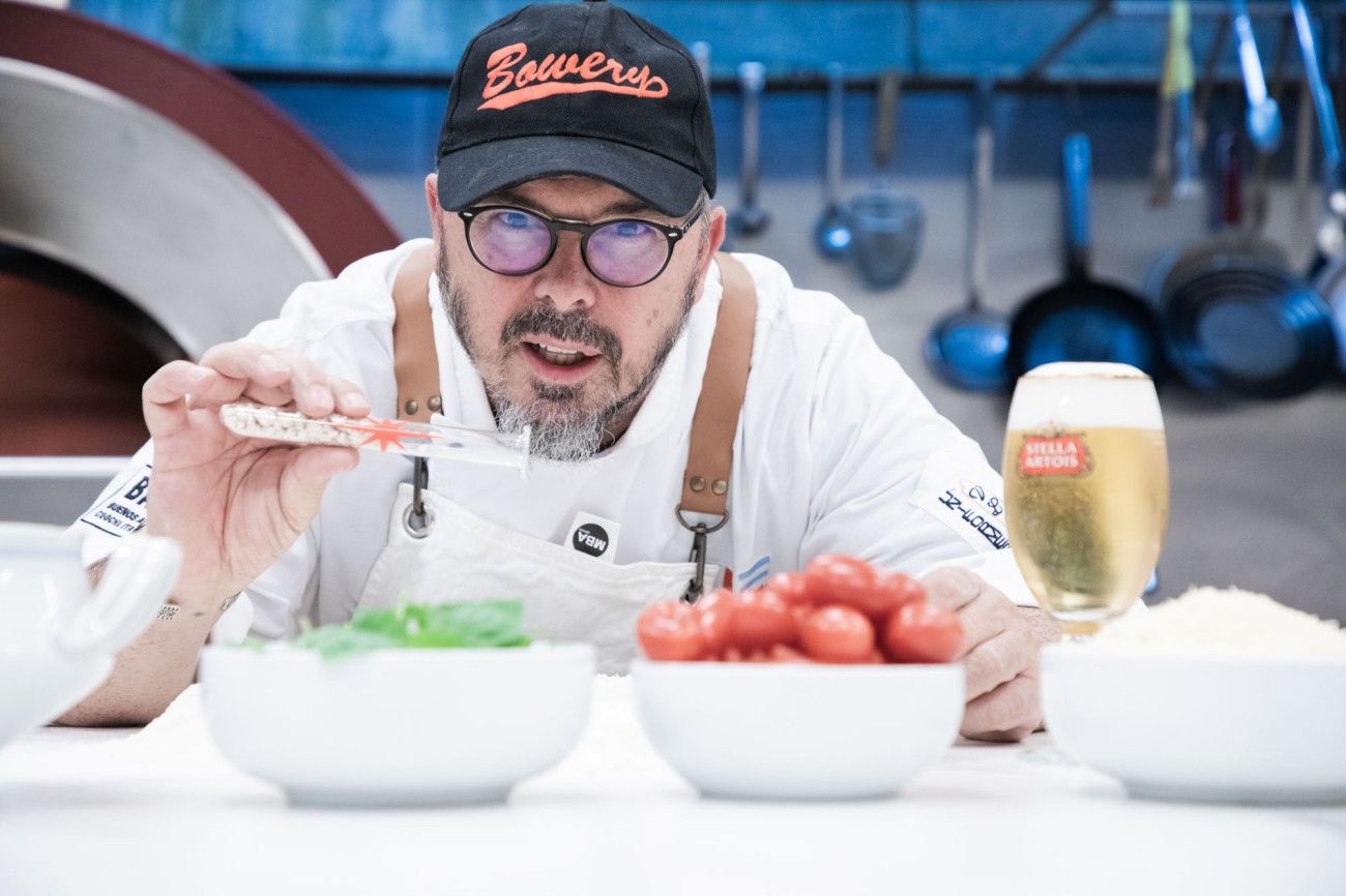 PIZZA ARTOIS nace de la mano del reconocido chef italiano Donato Di Santis, y se convierte en la primera pizza gourmet hecha con la levadura de la lager más famosa del mundo.