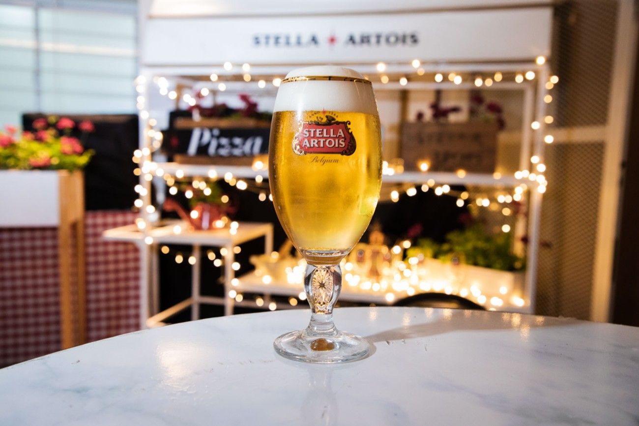 PIZZA ARTOIS nace de la mano del reconocido chef italiano Donato Di Santis, y se convierte en la primera pizza gourmet hecha con la levadura de la lager más famosa del mundo.