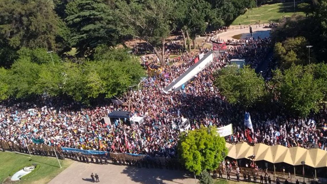 Demonstrators in Mendoza take to the streets in rejection of modifications to Law 7722.