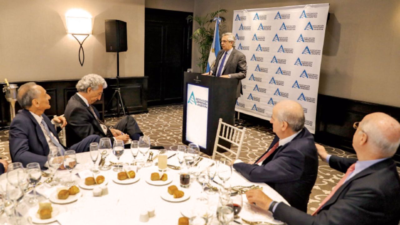 Magnetto mira desde su mesa a Alberto Fernández, durante el mensaje que el Presidente dio a CEOs el 18 de diciembre. | Foto:Presidencia de la Nación