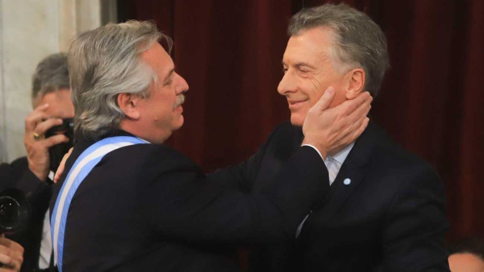 Alberto Fernández Mauricio Macri abrazo asunción