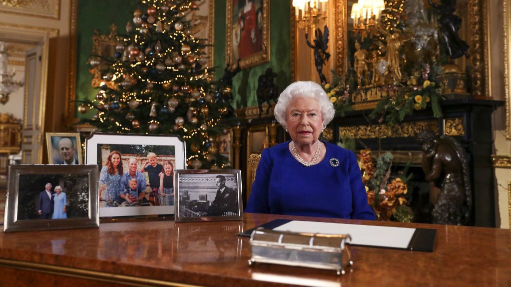 La reina Isabel II de Gran Bretaña en la grabación de su mensaje de Navidad de 2019.