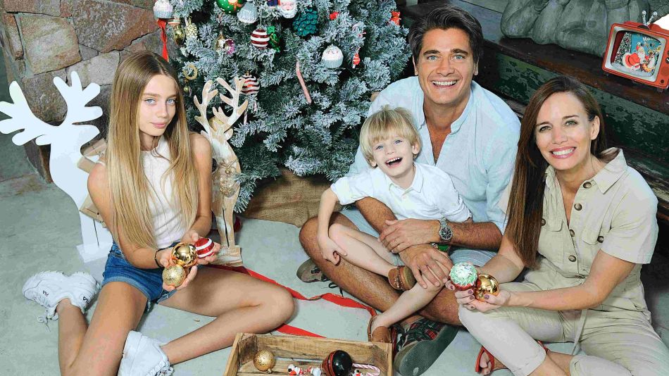 Mira cómo decoraron su arbol navideño Guillermo Andino, Carolina Prat y sus hijos