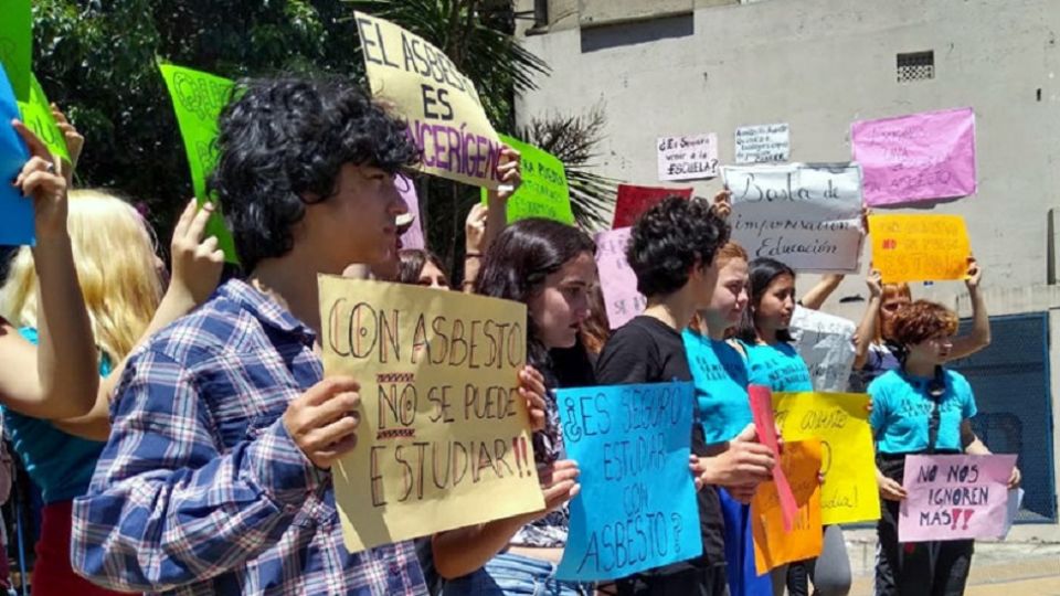 Protesta por asbesto en escuelas porteñas