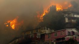 Más de un centenar de casas fueron destruidas por el fuego en las afueras de Valparaíso.