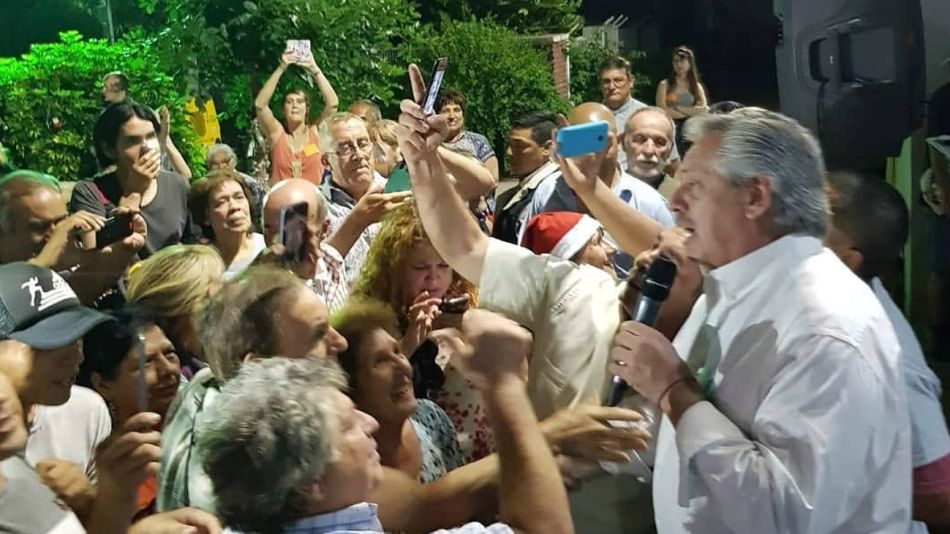 Alberto Fernández visitó a la parroquia de San Cayetano en su primera Nochebuena presidencial.
