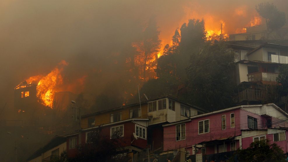 Más de un centenar de casas fueron destruidas por el fuego en las afueras de Valparaíso.