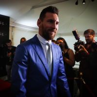 El elegante look de Messi y Antonela Roccuzzo en la celebración de los 10 años de matrimonio de Luis Suárez y Sofía Balbi