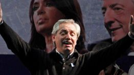 Alberto Fernández con los Kirchner de fondo