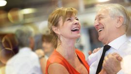 Este resurgimiento da espacio a todas las generaciones: jóvenes de 20 y señoras de 70 bailan bajo el precepto del amor por el ritmo.