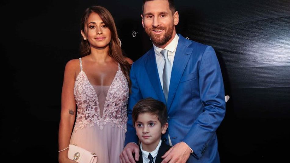El elegante look de Messi y Antonela Roccuzzo en la celebración de los 10 años de matrimonio de Luis Suárez y Sofía Balbi