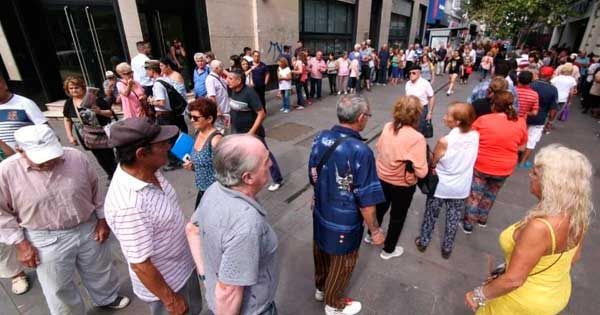 Distintas entidades bancarias o sedes de ANSES, en diversas ciudades de la Argentina abarrotadas de beneficiarios del bono.