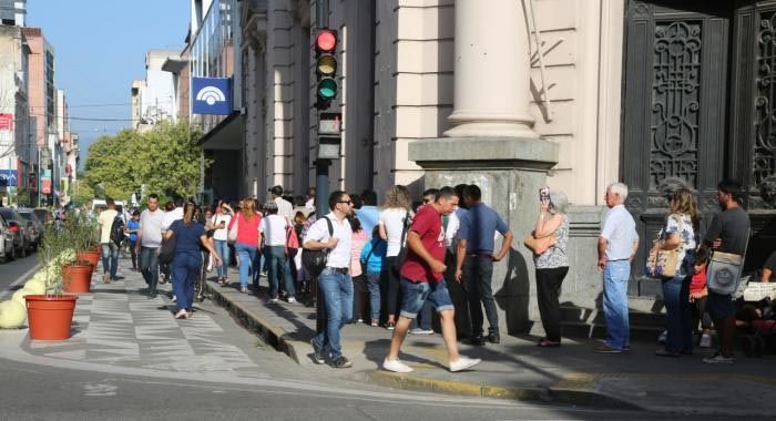 Distintas entidades bancarias o sedes de ANSES, en diversas ciudades de la Argentina abarrotadas de beneficiarios del bono.