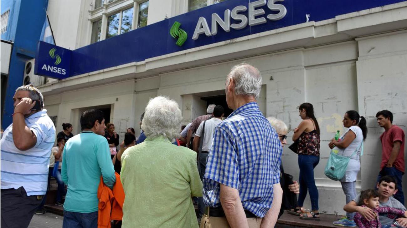 Distintas entidades bancarias o sedes de ANSES, en diversas ciudades de la Argentina abarrotadas de beneficiarios del bono.