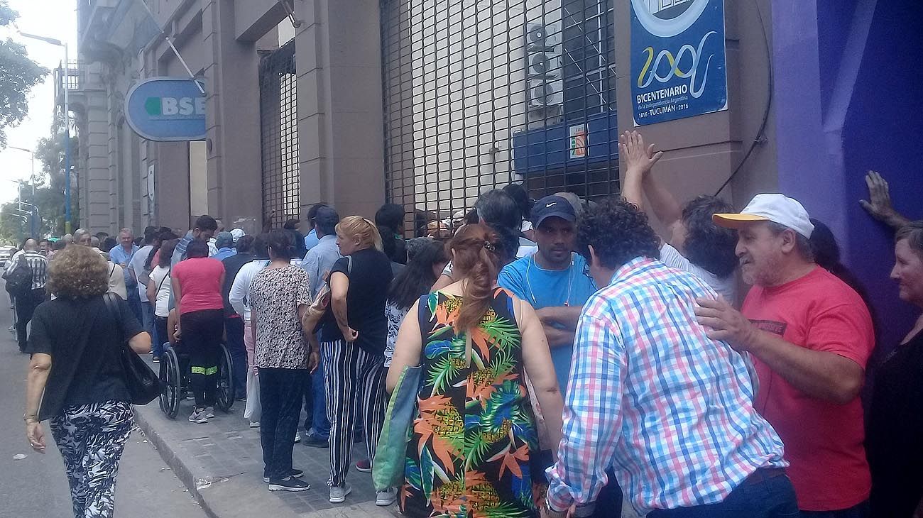 Distintas entidades bancarias o sedes de ANSES, en diversas ciudades de la Argentina abarrotadas de beneficiarios del bono.