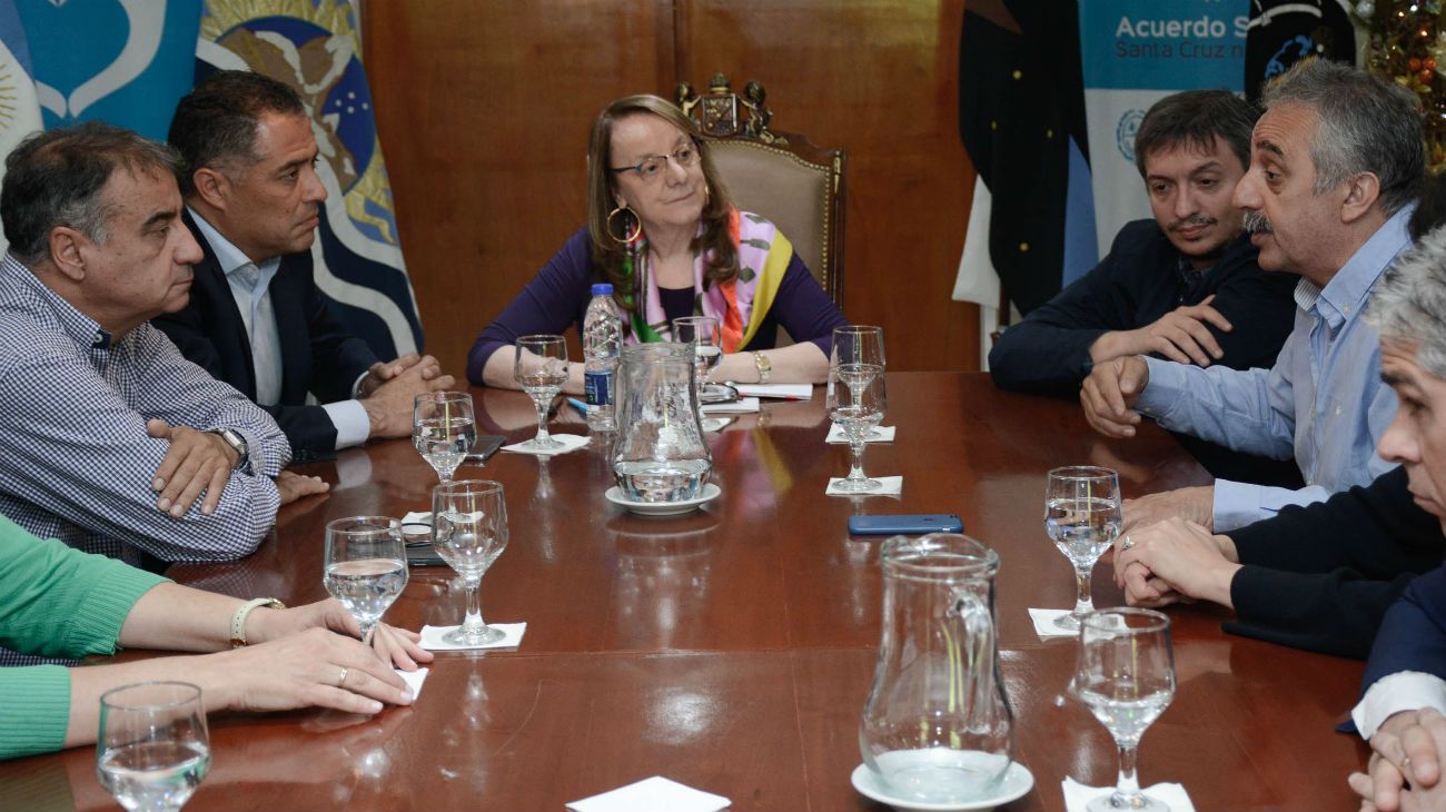 Reunión en Casa de Gobierno de Santa Cruz por el futuro de YCRT.