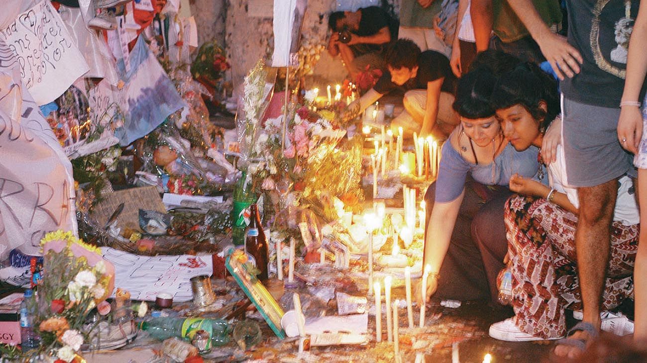 Familiares y amigos de las víctimas, y sobrevivientes, en el Santuario ubicado en Once.