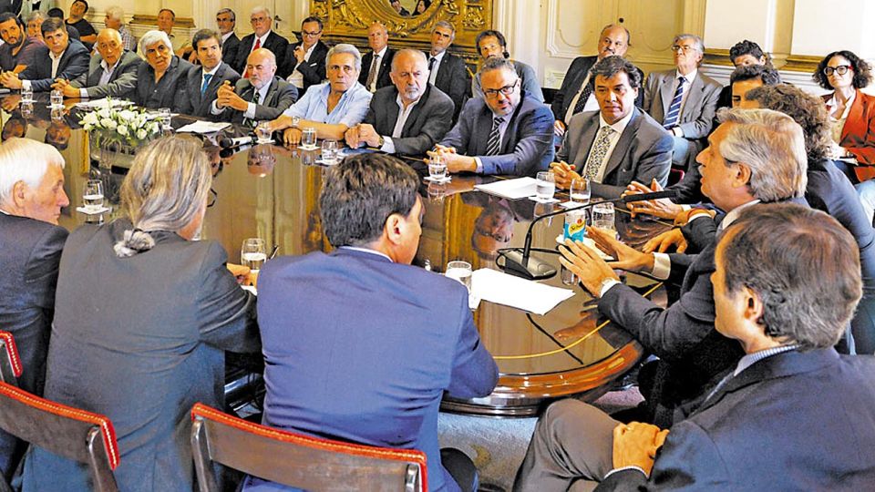 El Presidente firmó ayer un compromiso con empresarios, sindicalistas y movimientos sociales. El hambre volvió a estar en el centro del discurso.