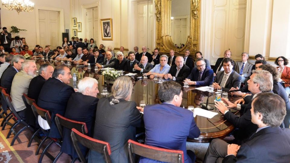 Empresarios y sindicalistas con Alberto Fernández.