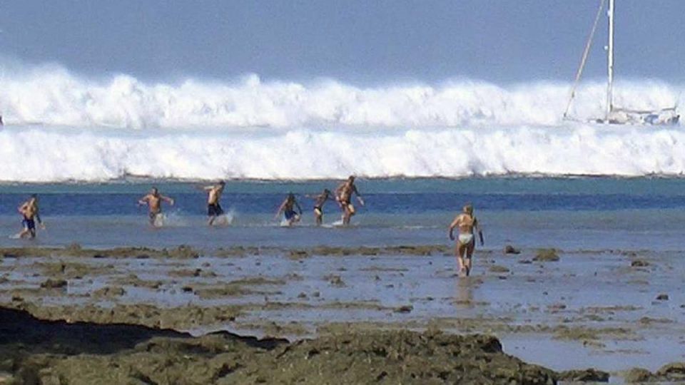 El 26 de diciembre de 2004, un violento sismo de 9,3 grados agitó el fondo marino en la isla de Sumatra y desencadenó un tsunami de más de 30 metros de alto. El tsunami dejó más de 220.000 víctimas en los países de la zona, en pleno océano Índico, incluyendo Tailandia, Sri Lanka e India. El impacto se llegó a sentir en África.