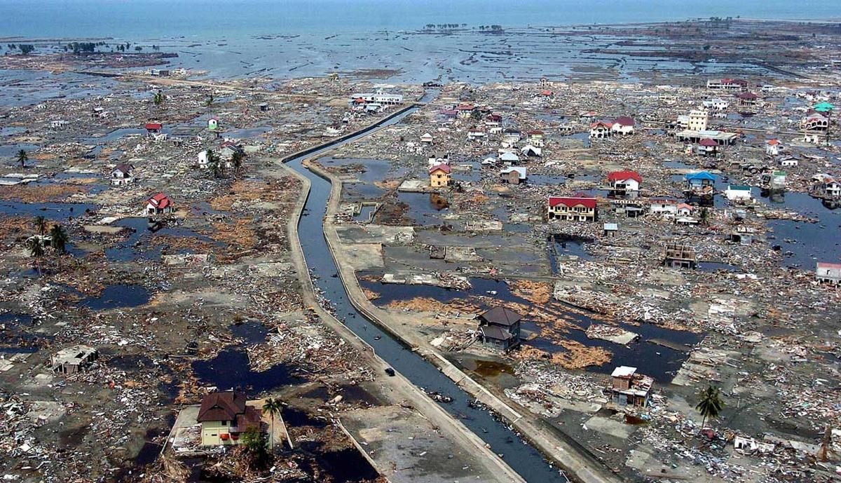 El 26 de diciembre de 2004, un violento sismo de 9,3 grados agitó el fondo marino en la isla de Sumatra y desencadenó un tsunami de más de 30 metros de alto.   El tsunami dejó más de 220.000 víctimas en los países de la zona, en pleno océano Índico, incluyendo Tailandia, Sri Lanka e India. El impacto se llegó a sentir en África. 