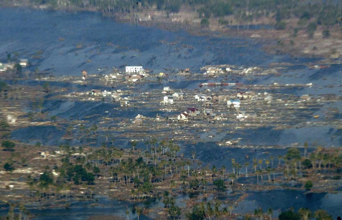 El 26 de diciembre de 2004, un violento sismo de 9,3 grados agitó el fondo marino en la isla de Sumatra y desencadenó un tsunami de más de 30 metros de alto.   El tsunami dejó más de 220.000 víctimas en los países de la zona, en pleno océano Índico, incluyendo Tailandia, Sri Lanka e India. El impacto se llegó a sentir en África. 