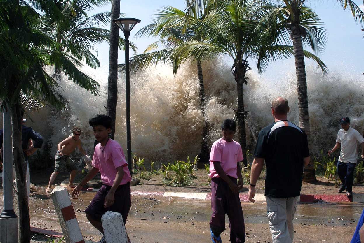 El 26 de diciembre de 2004, un violento sismo de 9,3 grados agitó el fondo marino en la isla de Sumatra y desencadenó un tsunami de más de 30 metros de alto.   El tsunami dejó más de 220.000 víctimas en los países de la zona, en pleno océano Índico, incluyendo Tailandia, Sri Lanka e India. El impacto se llegó a sentir en África. 