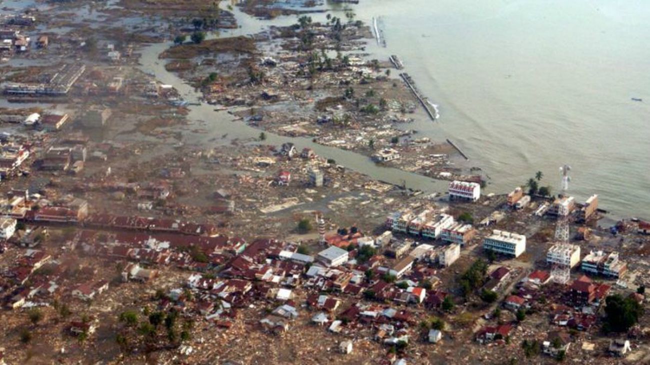 El 26 de diciembre de 2004, un violento sismo de 9,3 grados agitó el fondo marino en la isla de Sumatra y desencadenó un tsunami de más de 30 metros de alto.   El tsunami dejó más de 220.000 víctimas en los países de la zona, en pleno océano Índico, incluyendo Tailandia, Sri Lanka e India. El impacto se llegó a sentir en África. 