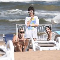 Avión privado y tarde en la playa: las fotos de Úrsula Corberó y el Chino Darín en Punta