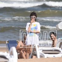 Avión privado y tarde en la playa: las fotos de Úrsula Corberó y el Chino Darín en Punta