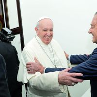 Descubrí el invaluable obsequio que le regaló el papa Francisco a Eduardo Eurnekian
