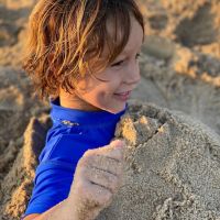 Pampita y sus hijos en la playa