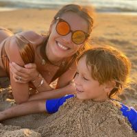 Pampita y sus hijos en la playa