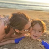 Pampita y sus hijos en la playa