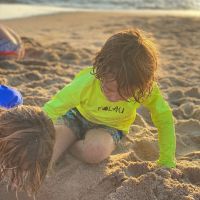 Pampita y sus hijos en la playa