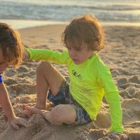 Pampita y sus hijos en la playa