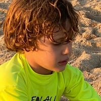 Pampita y sus hijos en la playa