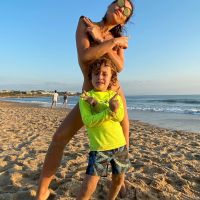 Pampita y sus hijos en la playa