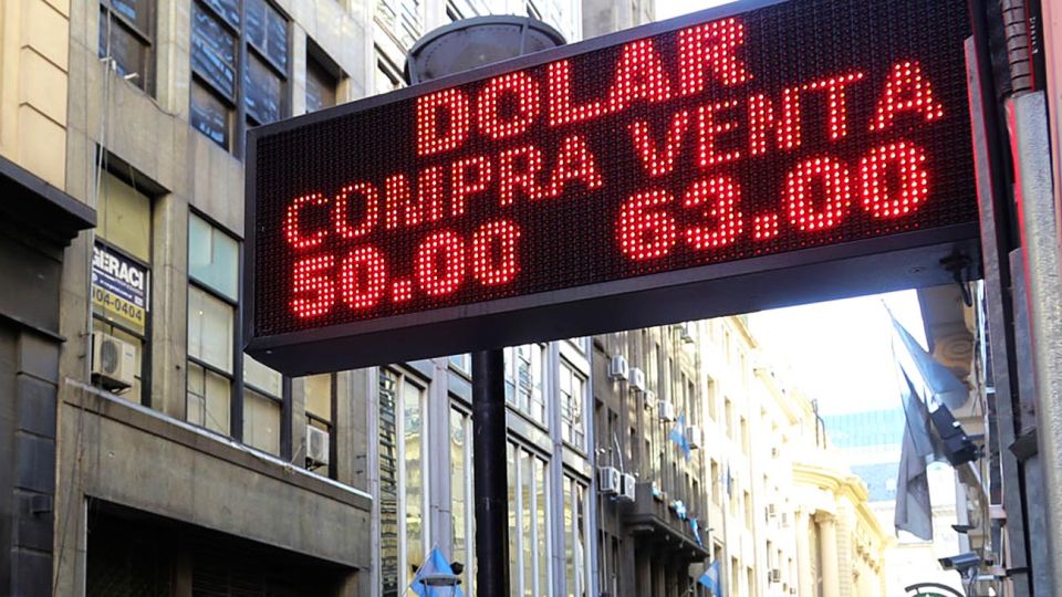 Cambia la city. Las pizarras son solo una cara del mercado cambiario, pero hay más referencias.
